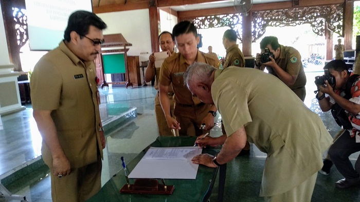 Sekdakab Pamekasan Ir. Totok Hartono dan Plt. Kadinkes dr. Farid Anwar menandatangani kesepatakan penurunan stunting.