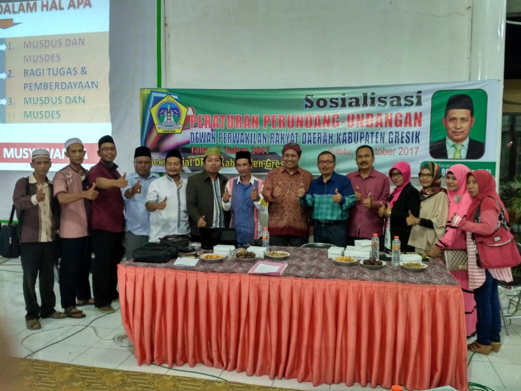 Nur Qolib bersama para penyaji sinau gerakan membangun desa mandiri di Kecamatan Menganti. foto: syuhud/bangsaonline