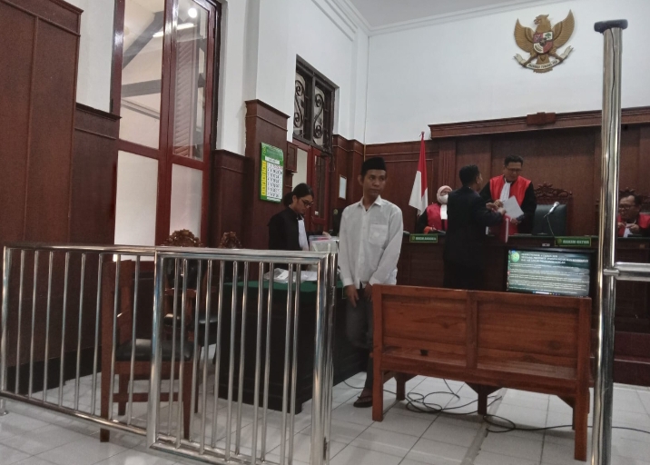 Terdakwa (baju putih) saat di ruang Sidang PN Surabaya