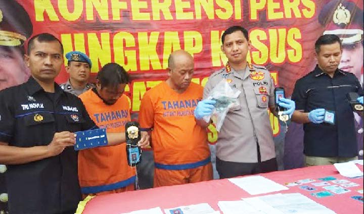Dua anggota BIN gadungan dan barang bukti yang diamankan.