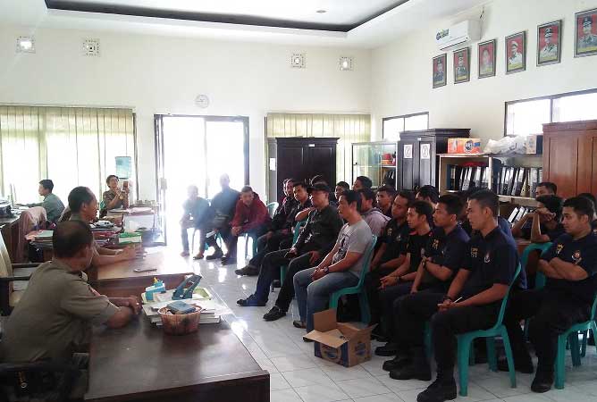 Para korban rekrutan petugas PMK abal-abal mengadu ke Satpol PP Pemkab Blitar. foto: Akina Nur Alana/ BANGSAONLINE
