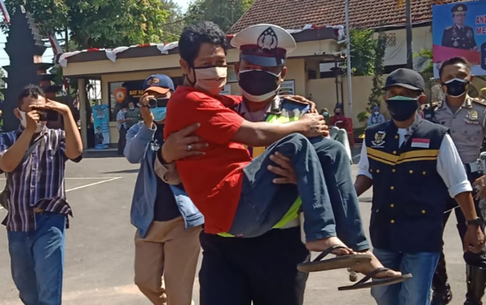 Petugas saat menggendong salah satu penyandang disabilitas.