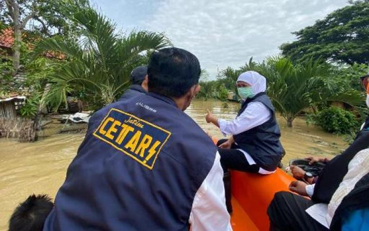 Gubernur Jawa Timur, Khofifah Indar Parawansa saat meninjau banjir di kawasan Patemon dan Jungcang-cang Pamekasan Madura, Sabtu (19/12/2020). foto: ist/ bangsaonline.com