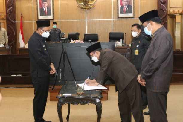 Disaksikan Bupati Ahmad Muhdlor, Ketua DPRD Sidoarjo Usman menandatangani pengesahan Perda RPJMD 2021-2026, Sabtu (24/7/2021). foto: istimewa