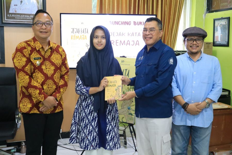 Wabup Gresik Asluchul Alif (kiri) saat hadiri peluncuran buku Antologi Cerpen Jejak Kata Remaja. foto: ist.
