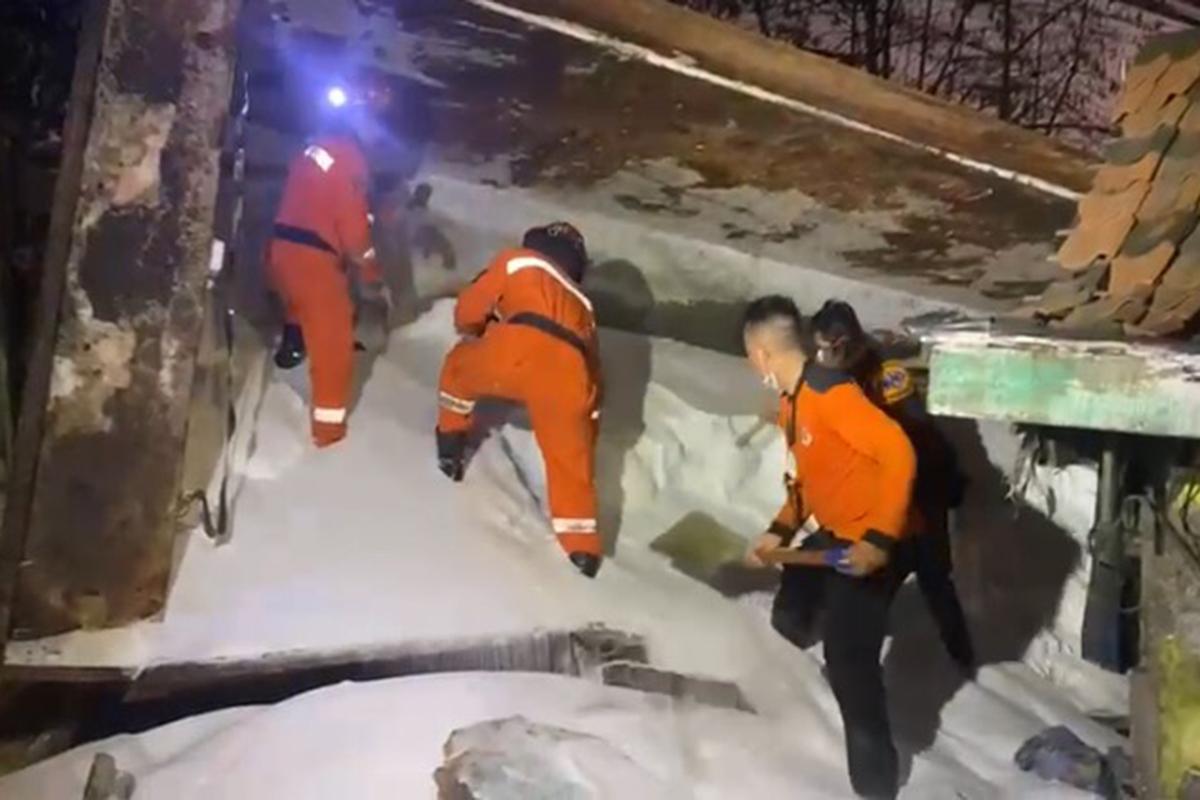 Truk Overload Bermuatan Pupuk Urea Oleng di Asemrowo Surabaya, 1 Orang Tewas 3 Lainnya Luka-luka