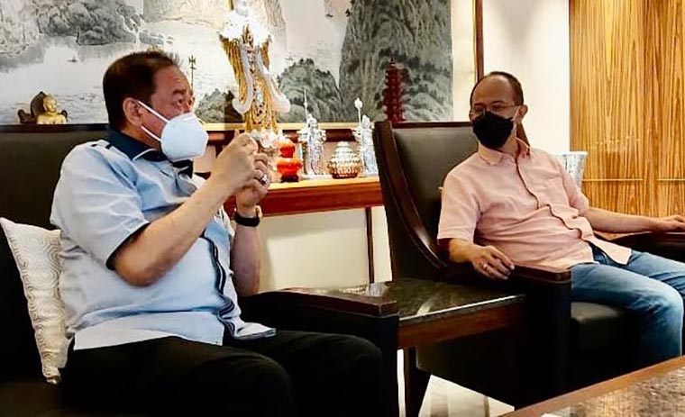 Ketua Umum Kamar dagang dan Industri Jawa Timur, Adik Dwi Putranto (kanan), serta Ketua Apindo Jawa Timur, Arief Harsono.