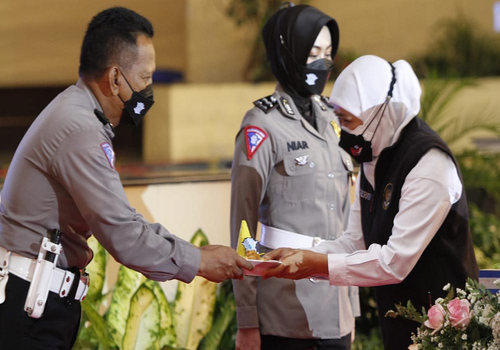 Gubernur Jatim Beri Penghargaan untuk Pendongeng dari Polres Bojonegoro