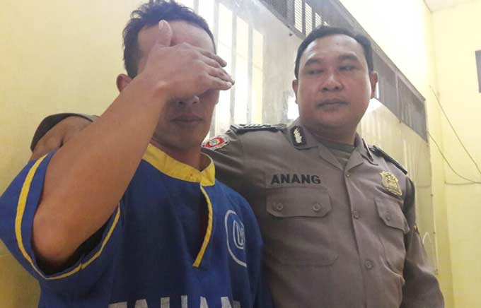 Pelaku saat hendak dijebloskan ke penjara.