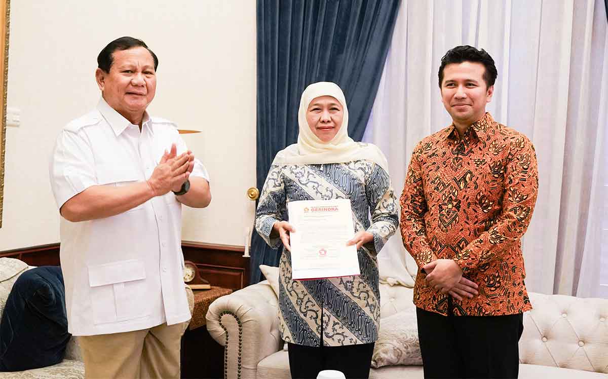 Khofifah Indar Parawansa dan Emil Elestianto Dardak saat menerima rekom dari Gerindra di kediaman Prabowo.