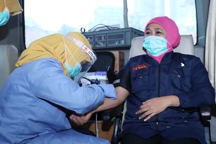 Stok Darah PMI Turun, Gubernur Khofifah dan Pejabat Pemrov Donor Darah