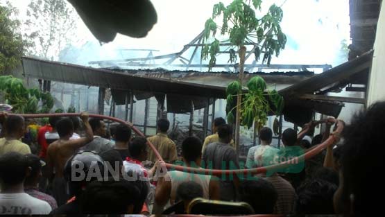 HANGUS: Tampak kerangka rumah milik Mbah Yasin Hangus setelah dilalap sijago merah. Selain rumah Yasin, rumah Sumini juga terbakar. foto: eky nurhadi/ BANGSAONLINE