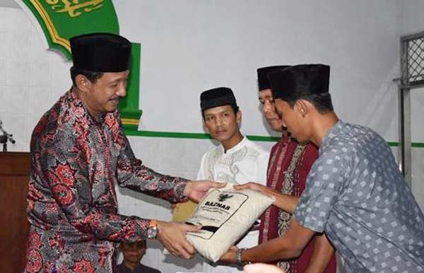 Bupati Ipong saat menyerahkan bantuan ke Takmir Masjid Ibrahim.