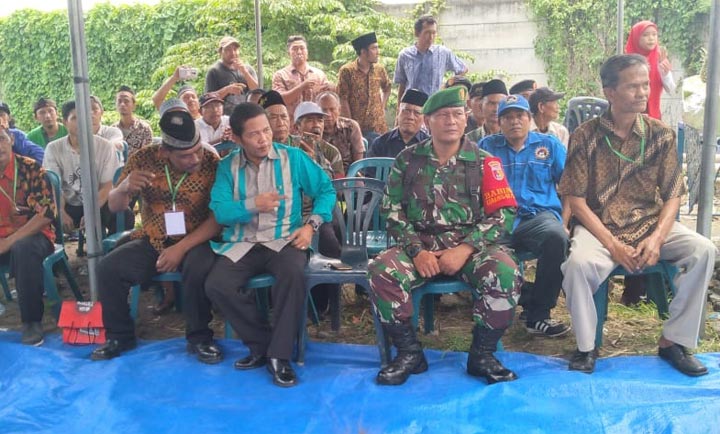 Babinsa Koramil Tandes ikut menghadiri sedekah bumi yang berlangsung di Kelurahan Sukomanunggal, Kecamatan Tandes, Surabaya pada hari Minggu, 8 Maret 2020.