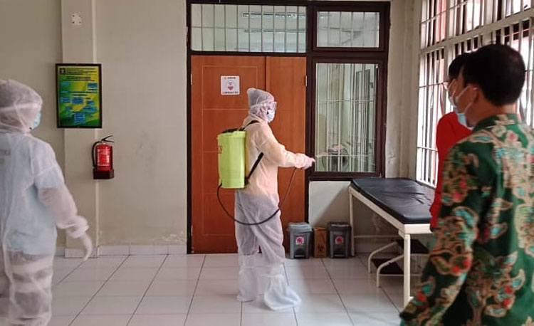 Tim Satgas Covid-19 Lapas Narkotika Pamekasan melakukan penyemprotan disinfektan di lingkungan lapas yang meliputi gedung utama, area-area publik, dan blok hunian warga binaan pemasyarakatan (WBP), Jumat (11/6/2021). (foto: ist)