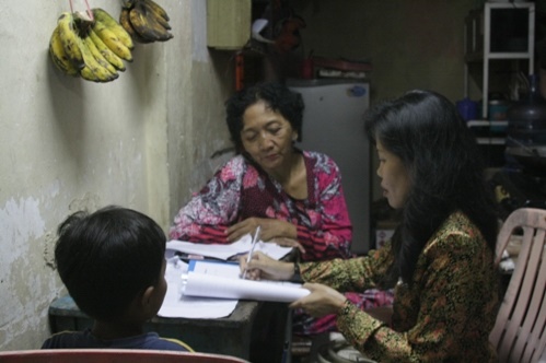 Tim petugas program wajib belajar saat memantau.