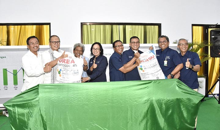 Dirut PG Rahmad Pribadi dan jajajaran direksi kompak menunjukkan produk pupuk. foto: ist