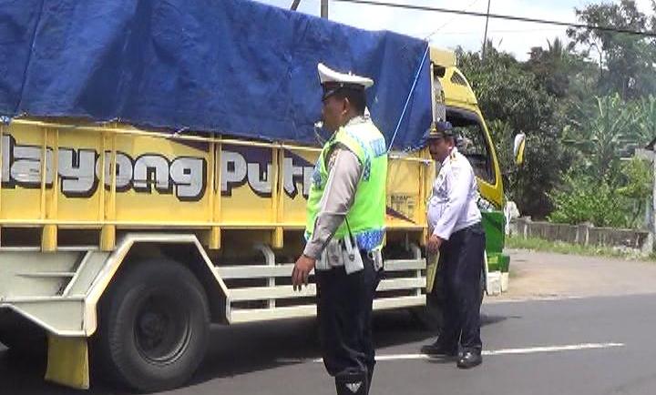 Belasan Truk di Lumajang Terjaring Operasi Pembatasan Muatan, Sopir Mengeluh