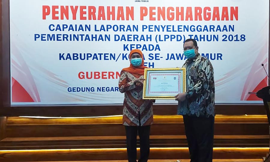 Penghargaan LPPD diserahkan oleh Gubernur Jatim Khofifah kepada Pjs. Wali Kota Pasuruan, Dr. Ardo Sahak, S.E., M.M.