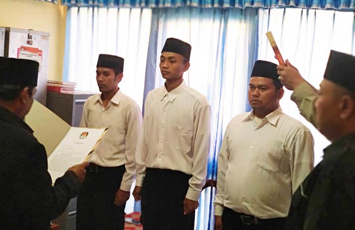 Ketua KPU Pacitan Damhudi saat melantik dua PPS dan satu PPK. foto: YUNIARDI SUTONDO/ BANGSAONLINE