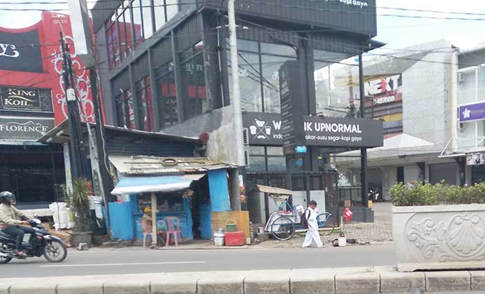 Warunk Upnormal Kota Malang Diduga Salahi Aturan Sempadan Jalan dan Fungsi Parkir