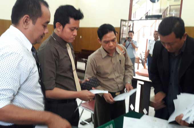 Wellem Mintarja (berdasi), kuasa hukum Sun’ah, mencabut gugatan praperadilan saat sidang di PN Lamongan. foto: NURQOMAR HADI/ BANGSAONLINE