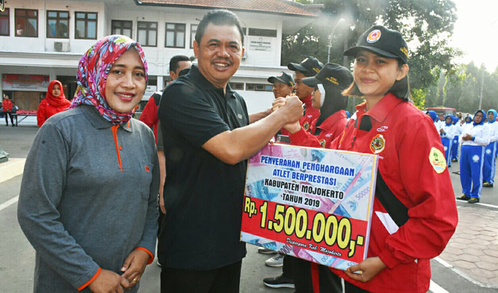 Di sela-sela kegitan jalan sehat, Wabup Pungkasiadi memberikan penghargaan kepada atlet berprestasi.