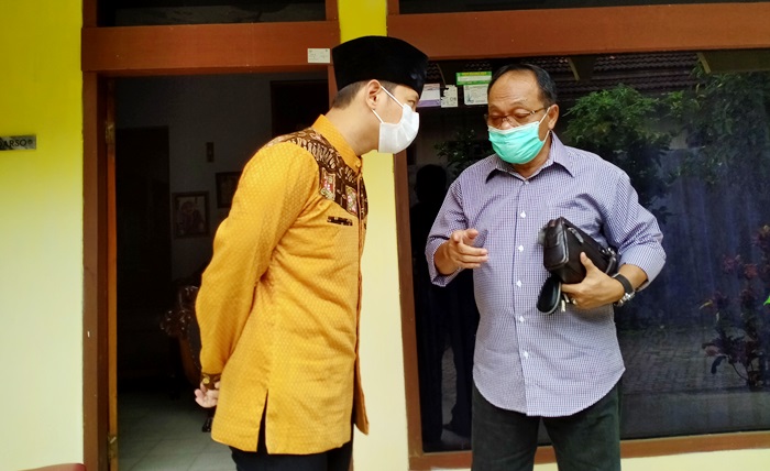 Cabup Arifin dan Mulyadi saat berada di rumah Soedarso. foto: HERMAN/ BANGSAONLINE