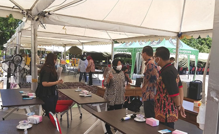 Wali Kota Risma menerima kedatangan Tenaga Ahli Utama Kantor Staf Presiden Abraham Wirotomo beserta rombongannya di Dapur Umum Balai Kota Surabaya, Selasa (29/9/2020). (foto: YUDI A/ BANGSAONLINE)