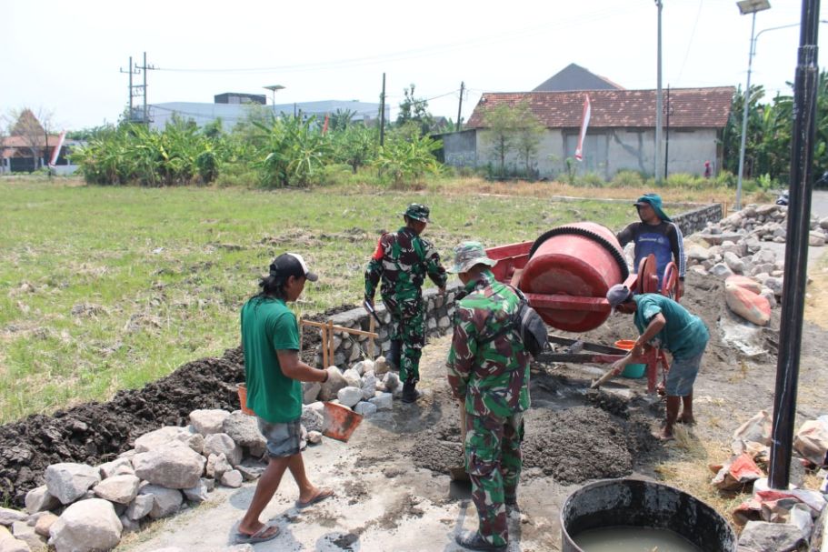 TMMD ke-126 Sidoarjo Bangun Plengsengan Irigasi dan Normalisasi Saluran Air