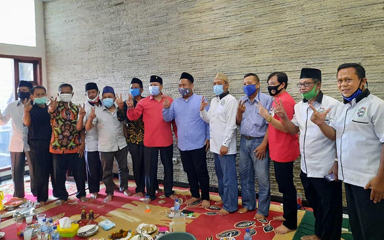 Para mantan anggota DPRD Gresik saat menyatakan dukungan ke pasangan Gus Yani dan Bu MIn. foto: ist.