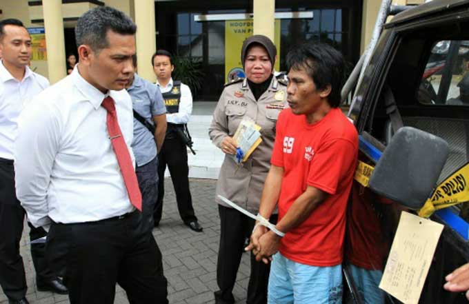 Kasat Reskrim didampingi Kasubbag Humas Polrestabes Surabaya saat menginterogasi tersangka Curanmor di Mapolrestabes.