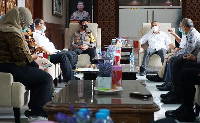 Kapolda Jawa Timur Irjen Pol Dr. Nico Afinta saat menerima audiensi SKK Migas.