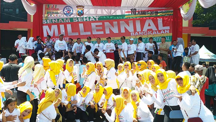 Bupati Bangkalan R. Abdul Latif Imron saat foto bersama Kapolres Bangkalan AKBP Boby P Tambunan bersama Forpimda lain, serta ibu-ibu Bhayangkari usai senam bersama di Stadion Gelora Bangkalan, Ahad (10/3). Foto: AHMAD FAUZI/BANGSAONLINE