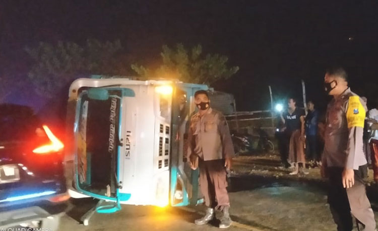 Truk bermuatan cabai mengalami laka tunggal di Jalan Raya Ambat Tlanakan Kecamatan Tlanakan, Kabupaten Pamekasan, Senin (22/3/2021) malam. (foto: ist)