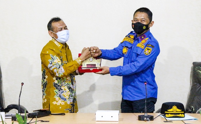 Ketua Komisi A DPRD Kabupaten Lamongan, Ali Makhfudl (kiri) saat menyerahkan cenderamata mata kepada Kepala Satpol PP Kota Kediri, Eko Lukmono. foto: ist.