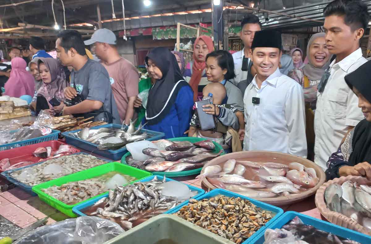 Antusias Masyarakat Sambut Pasangan Mubarok di Pasar Kemlagi 