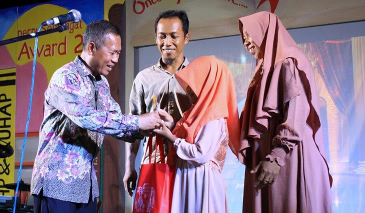 Sekretaris Daerah Kota Pasuruan Drs. H. Bahrul Ulum saat memberikan penghargaan kepada salah satu pengunjung perpustakaan.