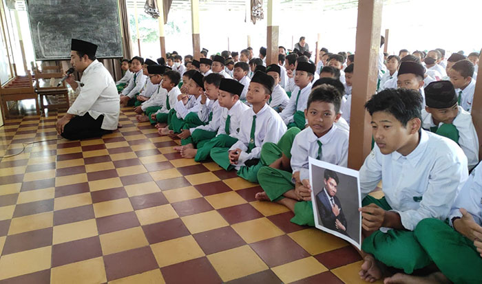 Ratusan Pelajar MI Al Falah Pagu Kediri Gelar Salat Gaib untuk Putra Sulung Ridwan Kamil