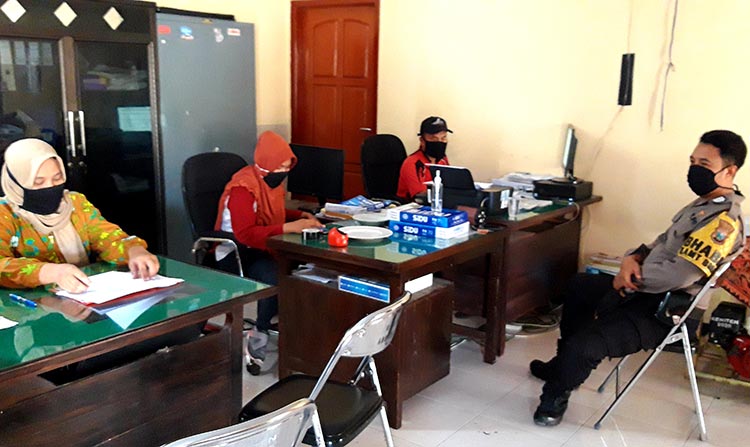 Kepala Desa Keniten, Kecamatan Mojo, Kabupaten Kediri, Arik Suryani (paling kiri) bersama perangkat desa dan Bhabinkamtibmas Desa Keniten. (foto: MUJI/ BANGSAONLINE)