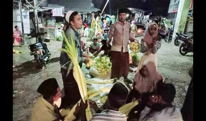 Jelang Lebaran Ketupat, Penjual Cangkang dan Janur di Pamekasan Dibanjiri Pembeli