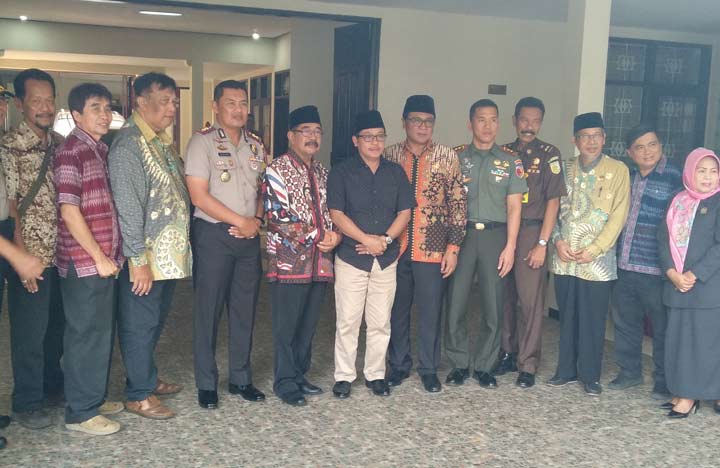 Wali Kota Malang Sutiaji bersama jajaran Forkompinda Kota Malang usai acara Coffee Morning di rumah dinas ketua DPRD Kota Malang Bambang Heri S, Kamis (14/02). foto: IWAN IRAWAN/ BANGSAONLINE