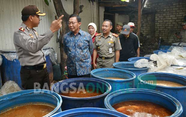 Bupati Fathul Huda didampingi Kapolres Tuban, AKBP Fadly Samad saat meninjau lokasi penggrebekan. foto: GUNAWAN/ BANGSAONLINE