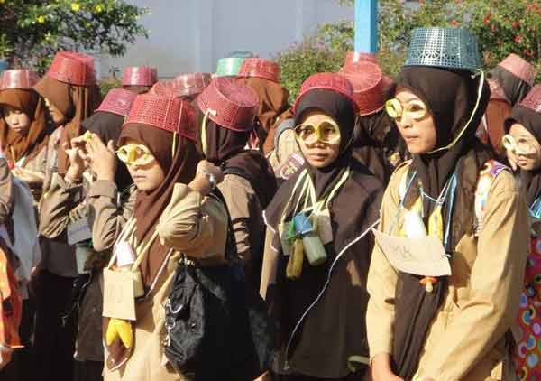 Keadaan siswa saat mengikuti MOS. (foto: suwandi/BANGSAONLINE)