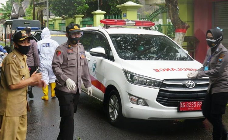 Petugas Evakuasi 16 Pasien Covid-19 ke Rumah Isolasi Pemkot Blitar