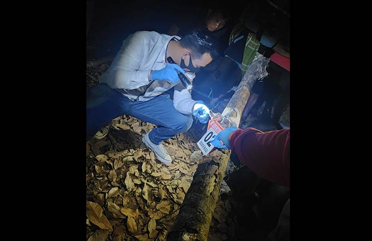 Petugas saat melakukan olah TKP. (foto: ist).
