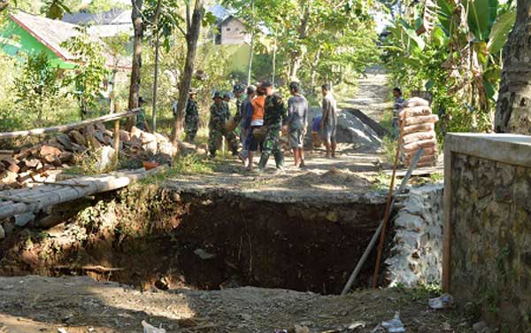 Jembatan Desa Sidorejo Nganjuk Putus, Anggota Koramil Bantu Perbaikan