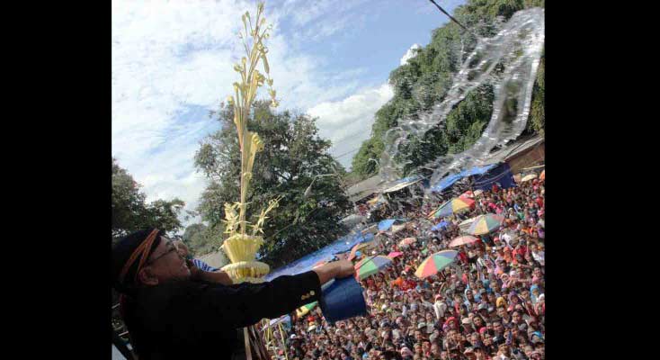 Ribuan Warga di Blitar Berebut Air Jamasan