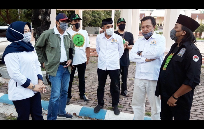 Gandeng Kadin dan Lembakum, PSHT Kediri Bagikan Masker dan Takjil
