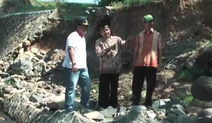 Sidak Tanggul Sumberurip, Wabup: Kualitas Pembangunannya Memang Buruk